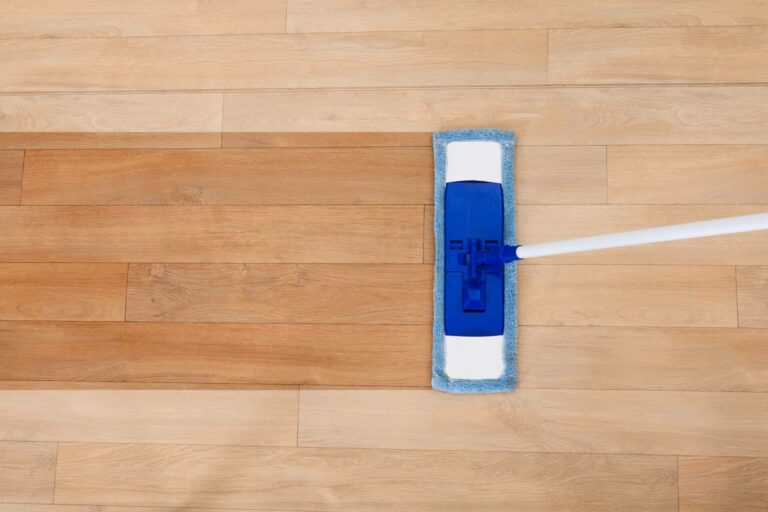 Barniz al agua o barniz al disolvente. ¿Cuál es la mejor opción para barnizar el suelo de una casa?